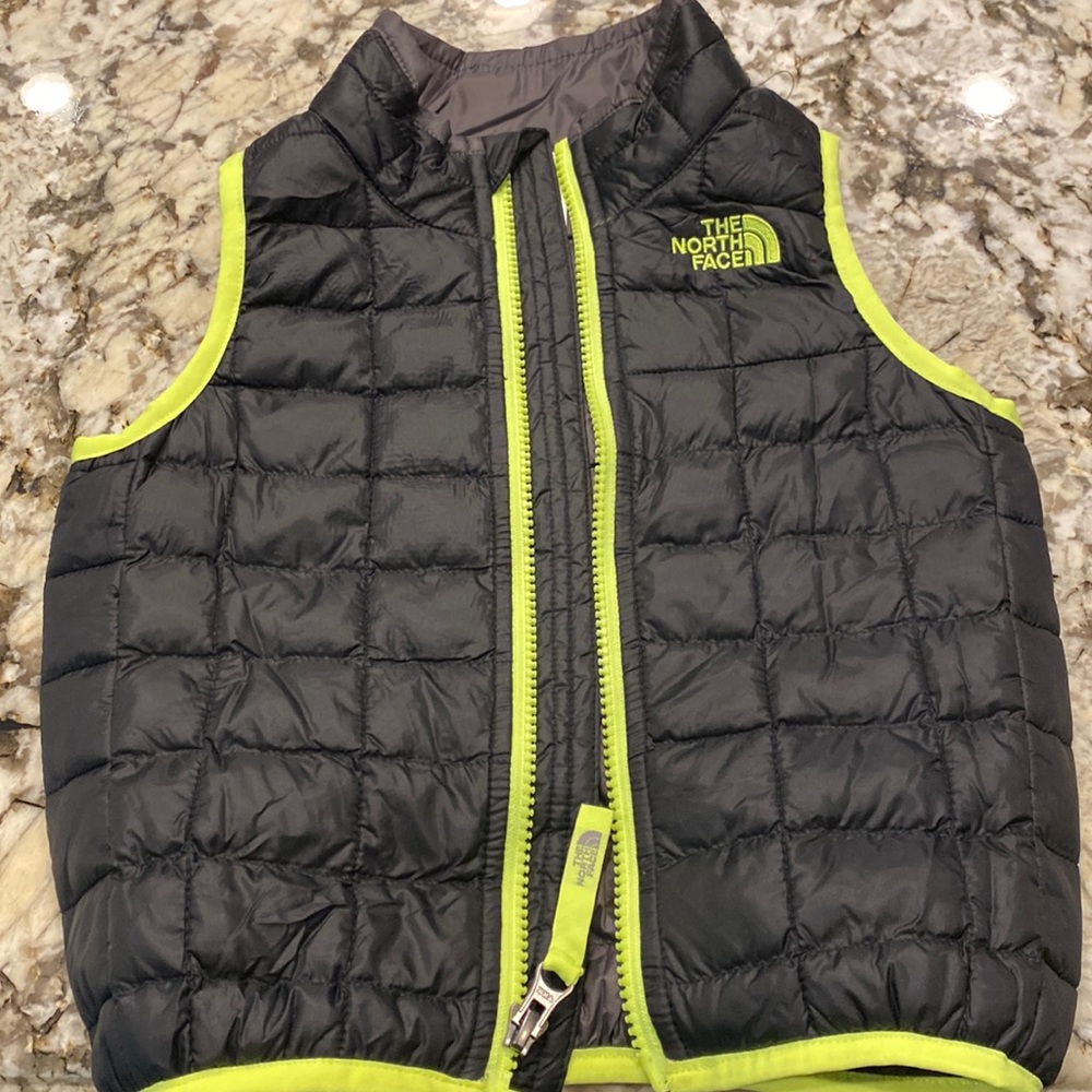 EUC Black and yellow north face toddler vest in 3T, unisex